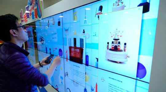 首都电子商城 国内最大的电子购物屏幕亮相北京某商场