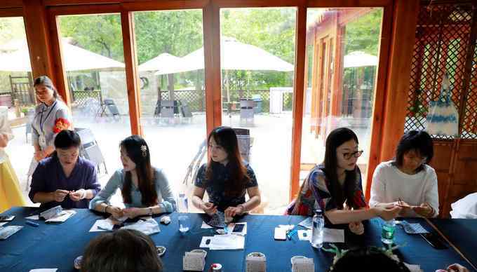 佩香囊 端午假期北京市属公园接待百万游客 举办包粽子、佩香囊等活动