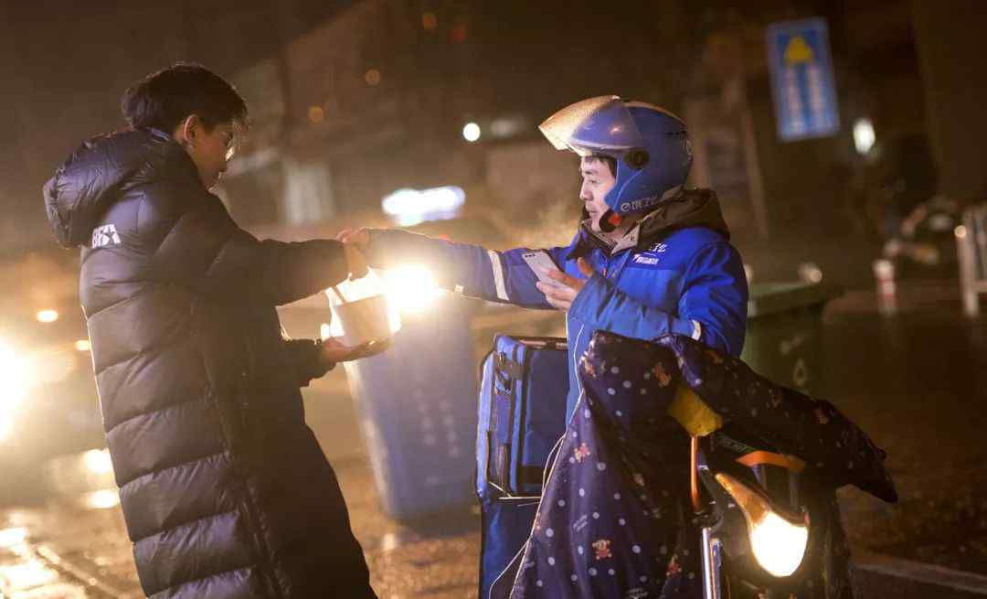 星期六深夜 送餐、陪聊、买药、跑腿……外卖小哥知道北京凌晨的所有秘密