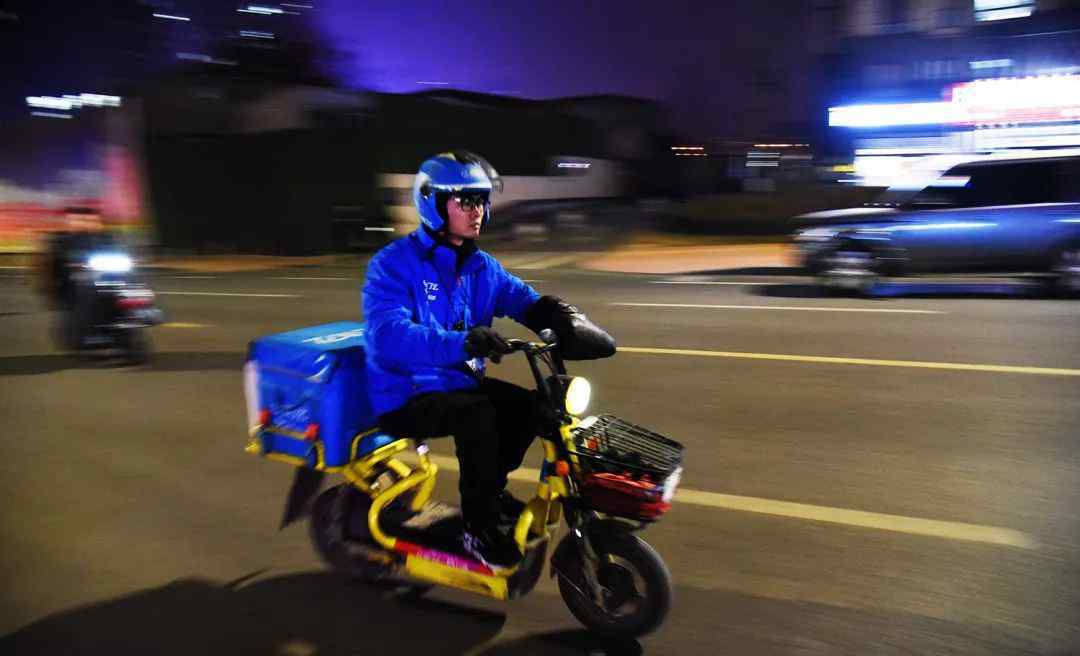 星期六深夜 送餐、陪聊、买药、跑腿……外卖小哥知道北京凌晨的所有秘密