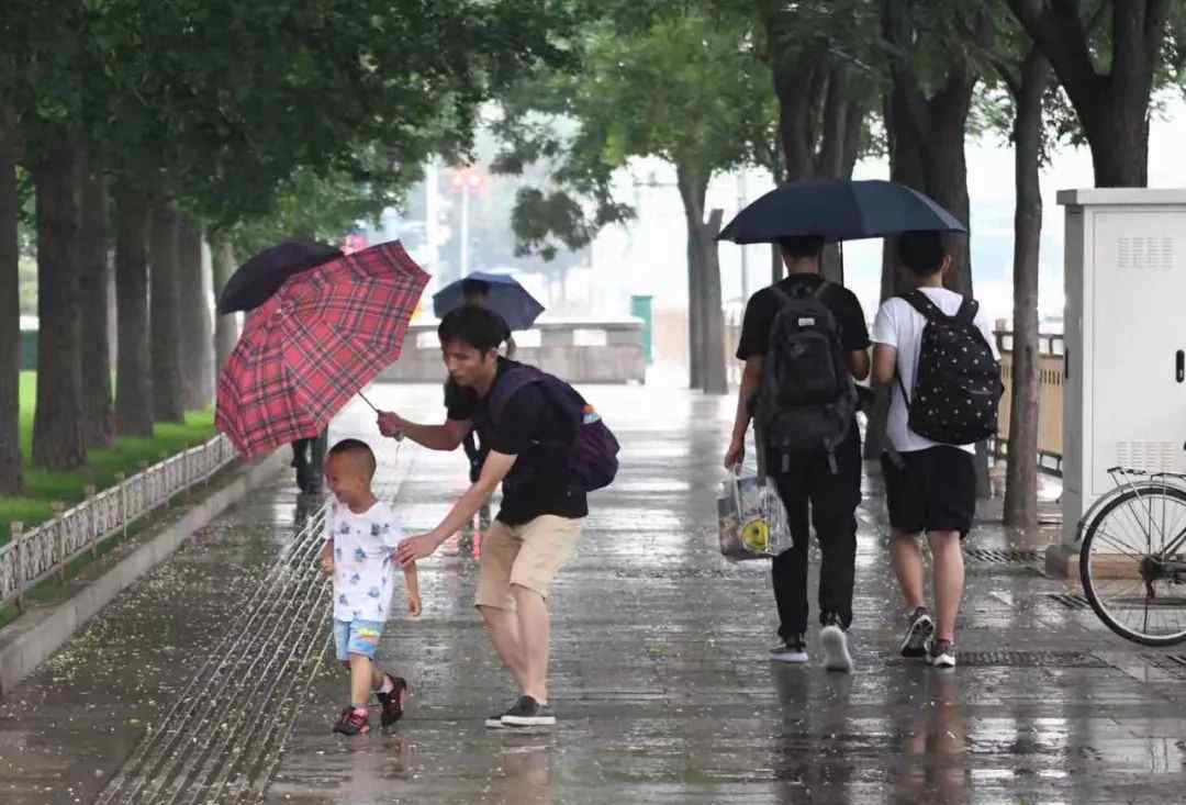 北京天气暴雨预警 北京最新天气预报：多区发布暴雨雷电预警，今夜加长版强降雨来袭