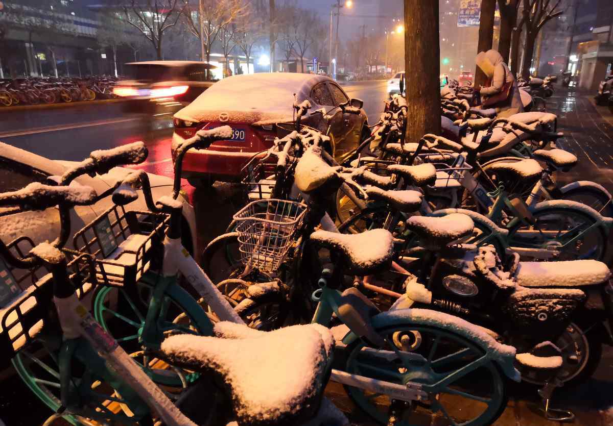 西城卫 北京下雪了，却和预想中有点儿差别，网友失望：说好的暴雪呢？