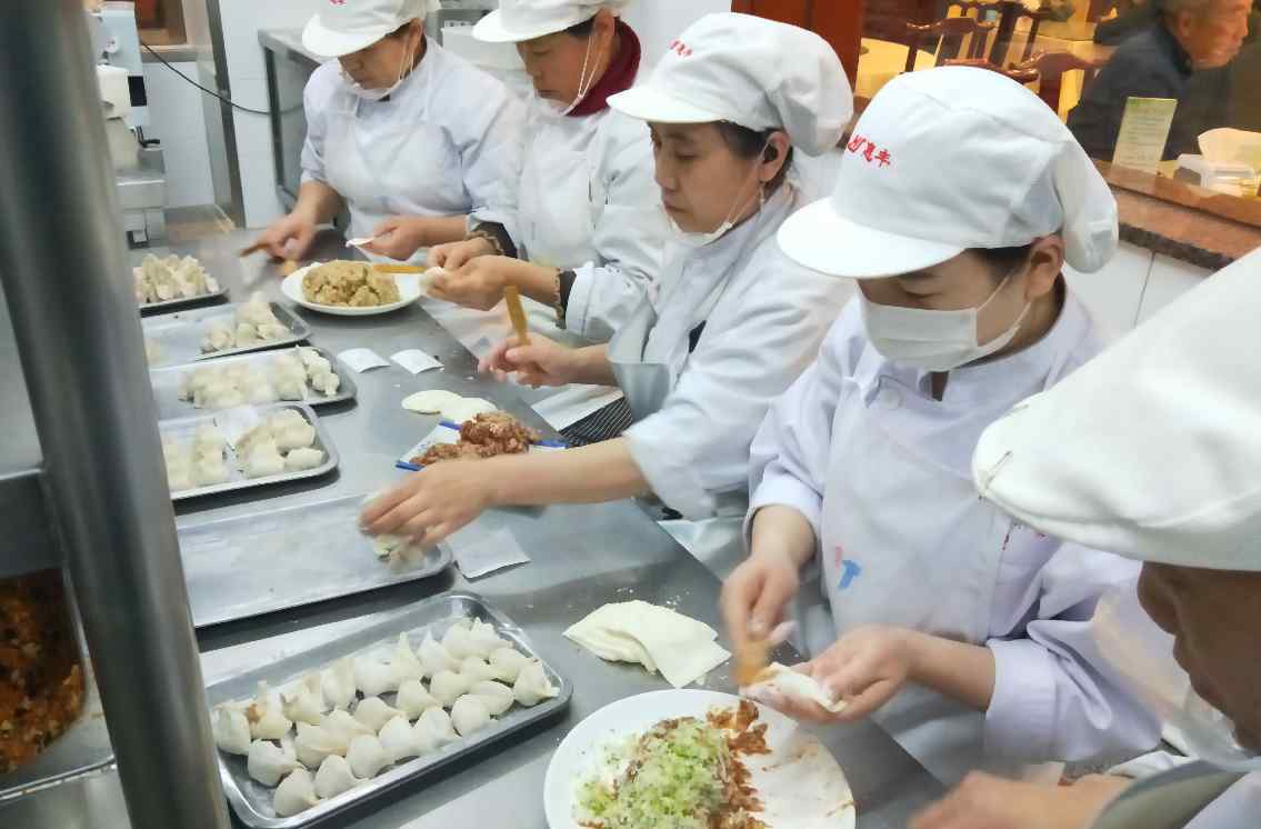 特色饺子 冬至吃饺子品鱼头，北京多家老字号推出特色水饺，优惠活动暖人心