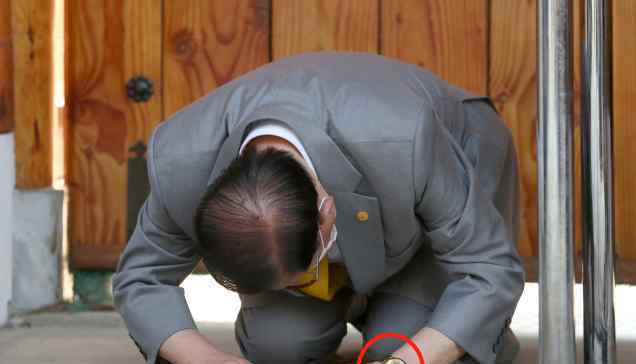 韩国新天地教会会长李万熙跪地向国民谢罪 刻朴槿惠名字的手表亮