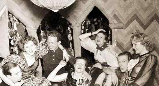 二战纳粹女兵生活照：揭秘真实的纳粹女兵与男军官的“关系”