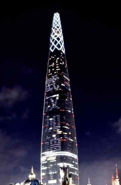 韩国最高摩天大楼乐天世界塔为中国点亮，打出“武汉加油”字幕