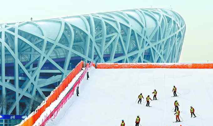 鸟巢冰雪季 北京市属公园天然冰场陆续开放，鸟巢冰雪季推出优惠家庭套票