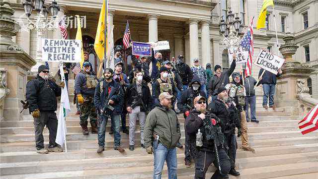 美密歇根州示威者持枪进议会 抗议“居家令”