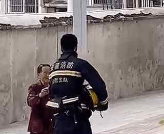 消防员路边“偶遇”82岁奶奶 太催泪了…