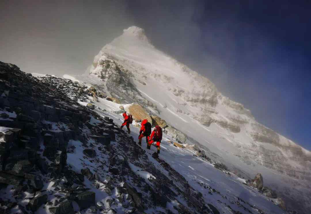 2020珠峰高程测量登山队成功登顶世界第一高峰珠穆朗玛峰