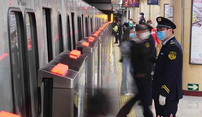 网传北京地铁封站 五一期间，北京地铁前门站等3站将适时采取临时封闭车站