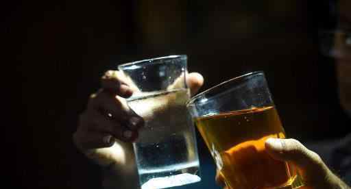 上百墨西哥人饮用假酒后死亡 许多人喝了掺有甲醇的烈酒