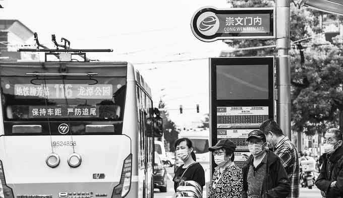 北京公交车广告 北京公交电子站牌大多“黑着脸”：久未使用已生锈，外罩贴满小广告……