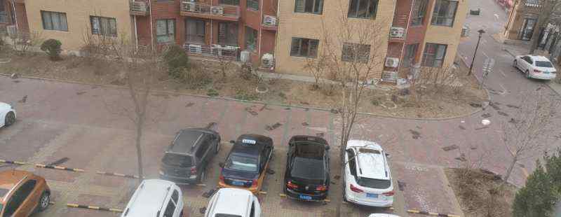 北京楼顶防水 大风吹落北京丰台一小区楼顶防水层，砸了60多辆车谁来赔？