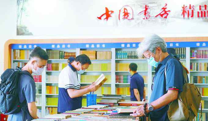 北京哪里买书便宜 书迷戴口罩逛朝阳公园书市，先领文惠券买书更便宜