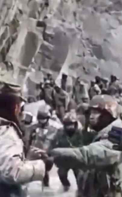 中印加勒万河谷冲突现场视频公开 戍边英雄面对数倍外军张开双臂阻拦！