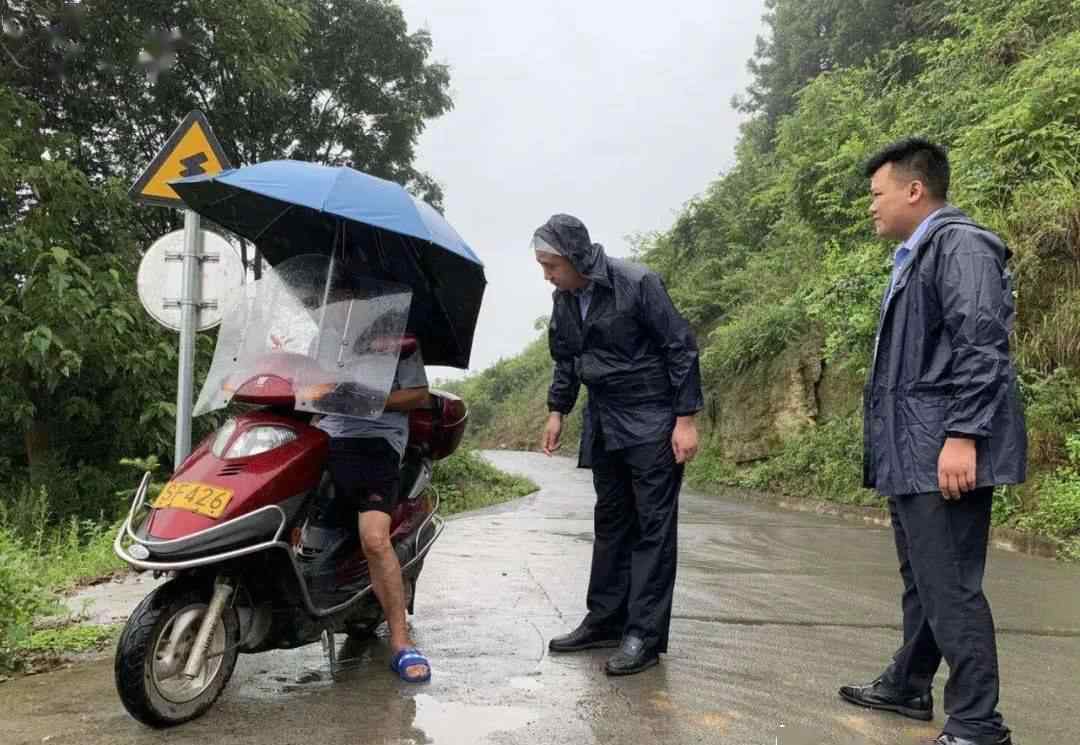 7月21日5时30分左右，湖北恩施沙子坝发生山体滑坡形成堰塞湖，致水位上涨随时有溃坝风险。