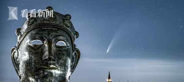 尼欧怀兹彗星划过北半球 拖着长长的尾巴划过夜幕