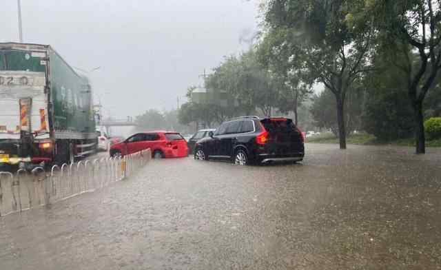 北京下大雨 北京今天暴雨刷屏，局地却滴雨未下，网友疑惑：啥情况？