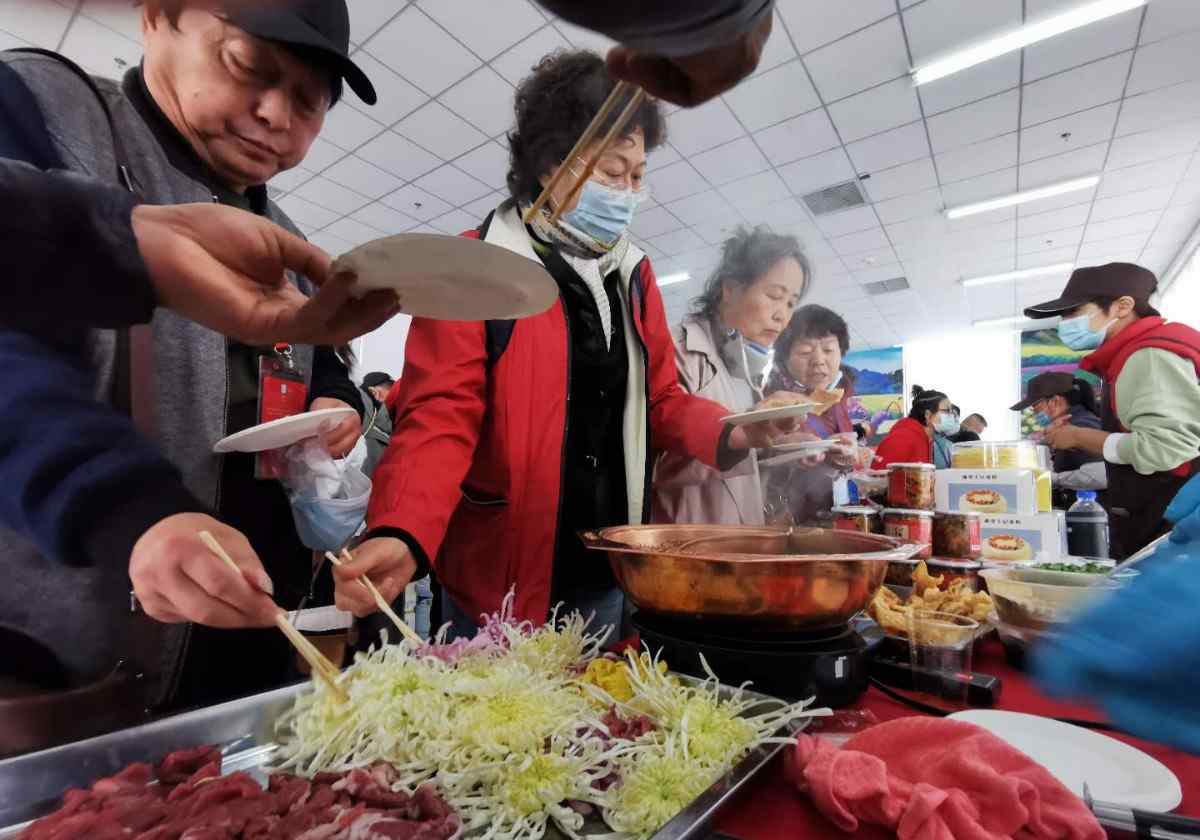 张一阳 品菊宴看画展逛市集，北京平谷300亩菊花开了