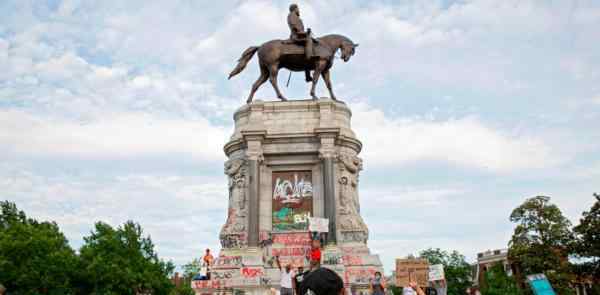 有哪些历史名人雕像涉及“种族歧视” 丘吉尔雕像遭破坏