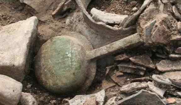 韩国庆州市皇南洞一座新罗王朝墓葬中出土1500年前的镀金铜鞋