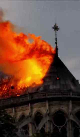 法国南特15世纪教堂发生火灾