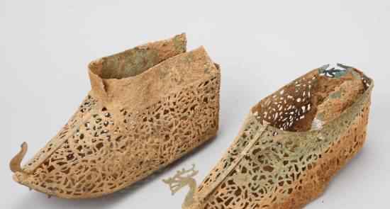 韩国庆州市皇南洞一座新罗王朝墓葬中出土1500年前的镀金铜鞋