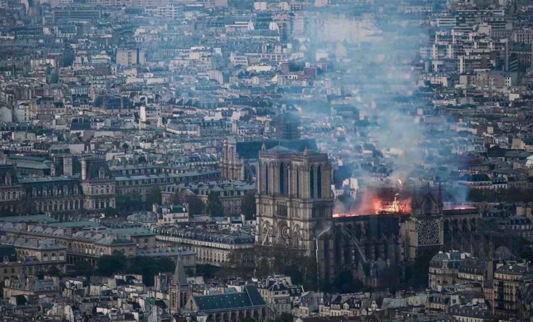 法国南特15世纪教堂发生火灾