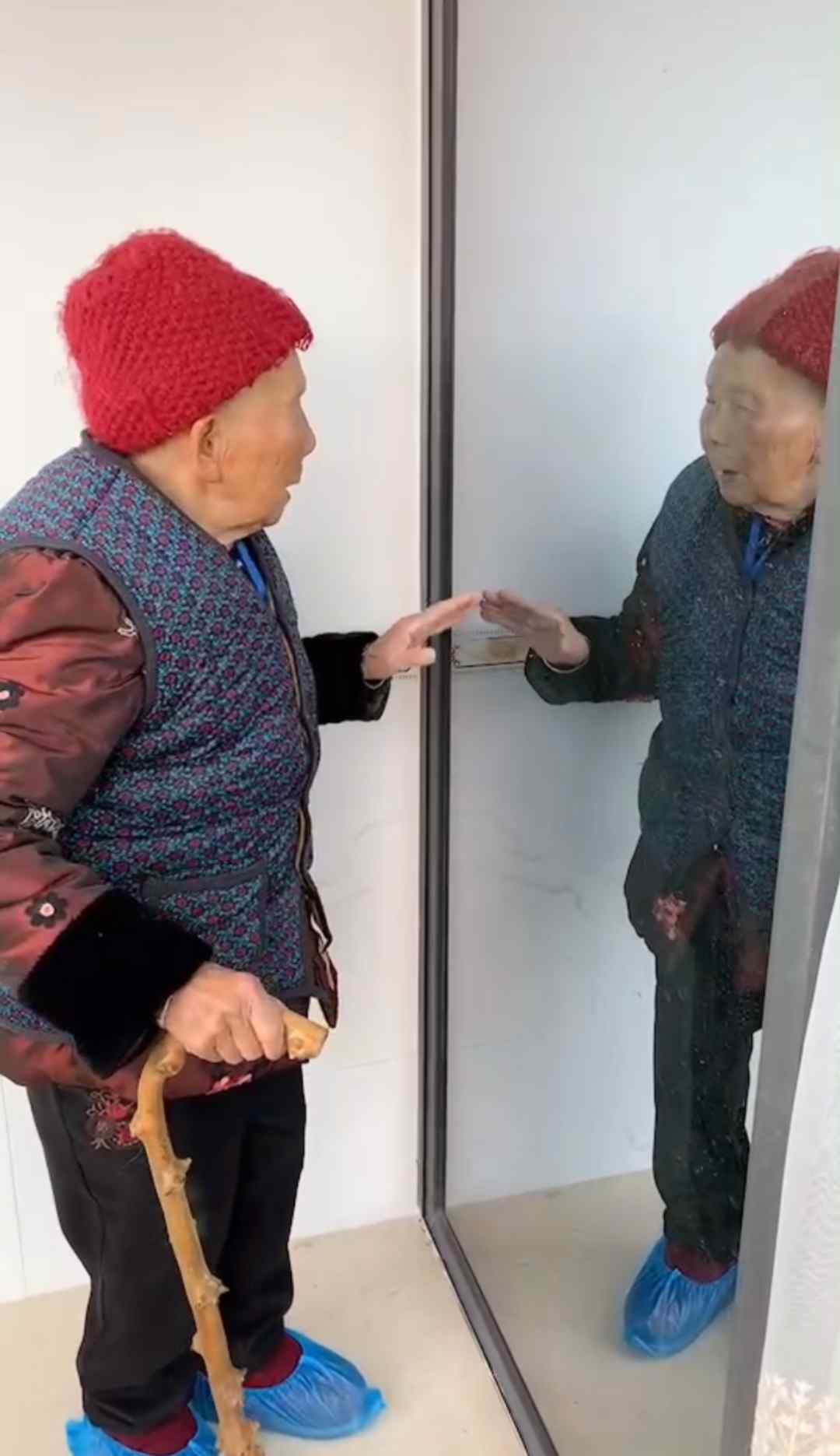 93岁老人给镜中自己让路 还搬起小板凳聊一个多小时 网友：幸福又伤感