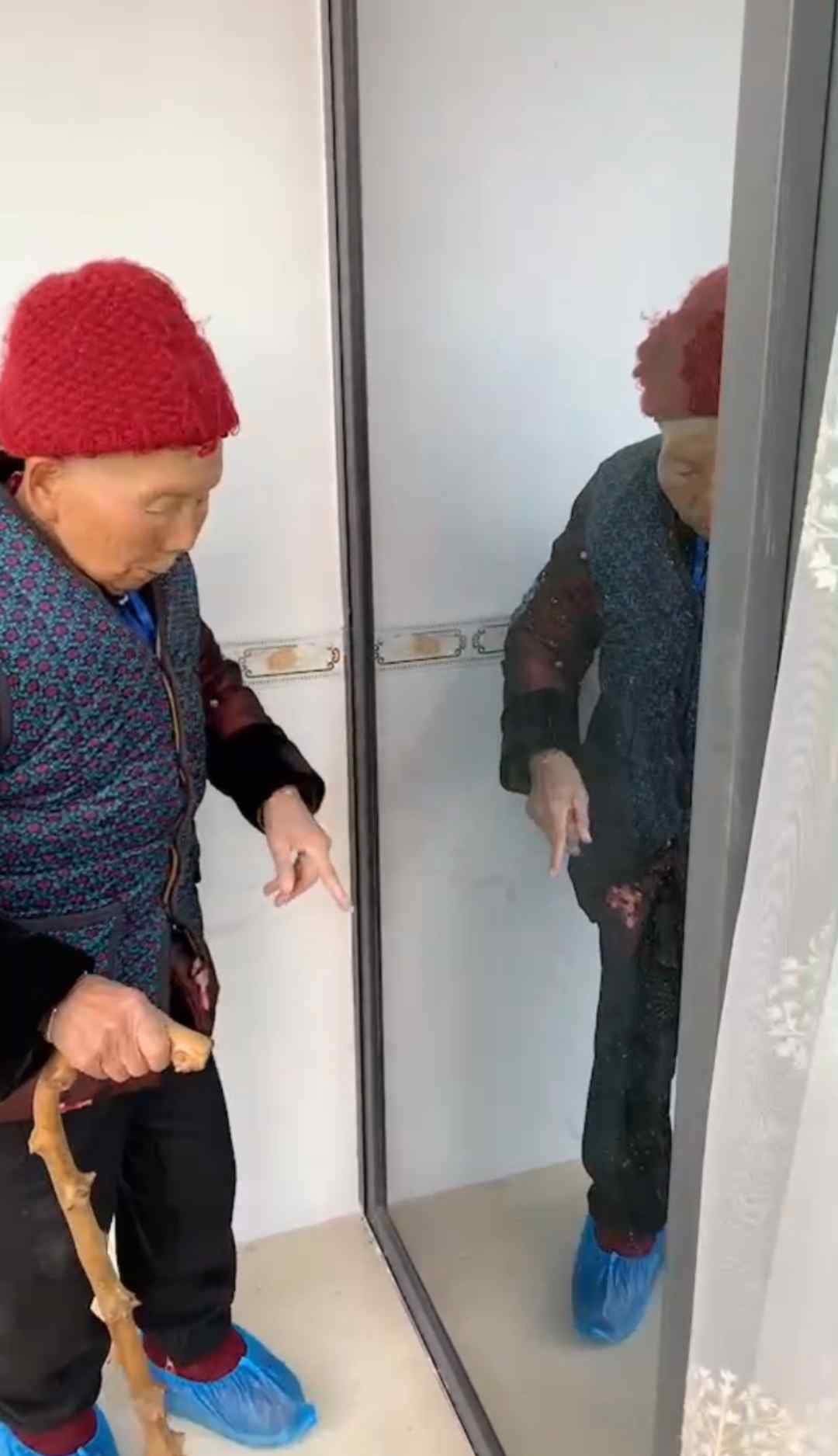93岁老人给镜中自己让路 还搬起小板凳聊一个多小时 网友：幸福又伤感