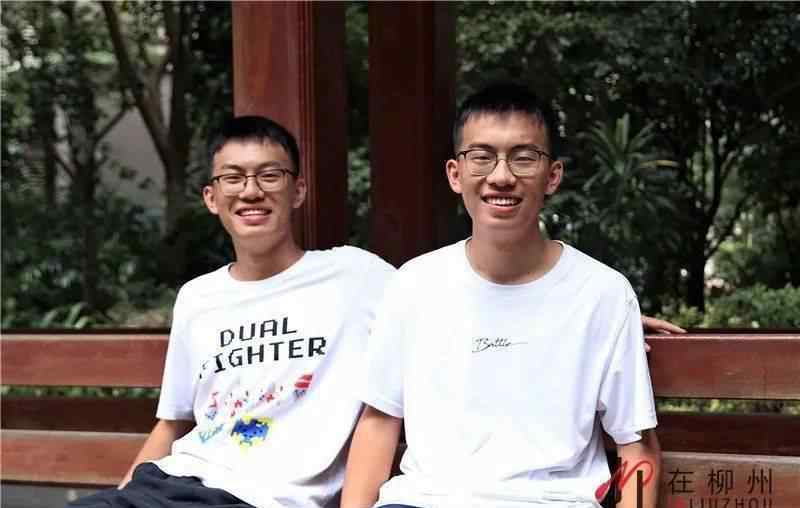 广西一对双胞胎兄弟均被清华大学录取，2人查分数时发现神奇一幕，一度以为看错了。
