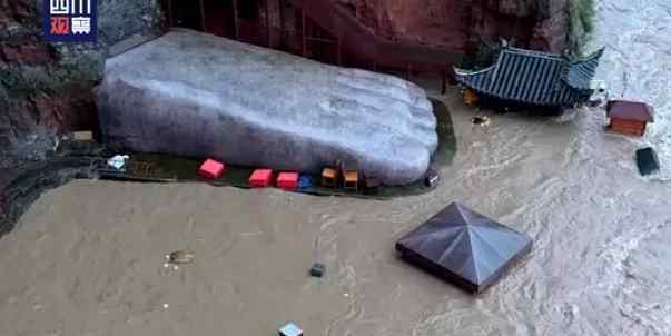 近日，四川连日暴雨洪水上涨，乐山大佛首次出现70年来罕见景象，现场画面曝光。