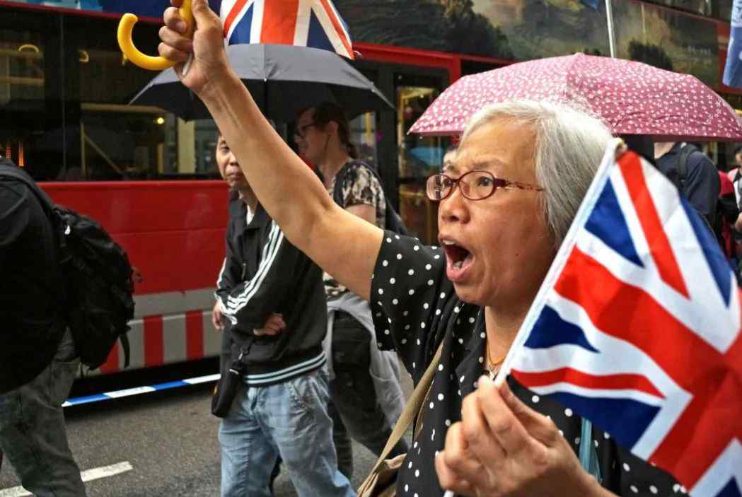 香港修例风波 多次在“修例风波”现场爱举英国旗的香港“王婆”，拘！