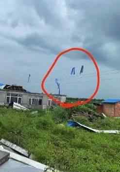 黑龙江乡镇遭龙卷风房盖满天飞 被大风卷起的房盖