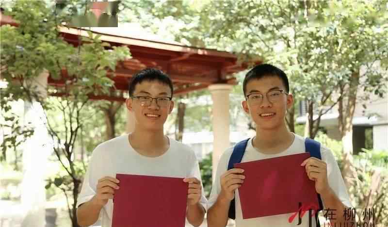 广西一对双胞胎兄弟均被清华大学录取，2人查分数时发现神奇一幕，一度以为看错了。