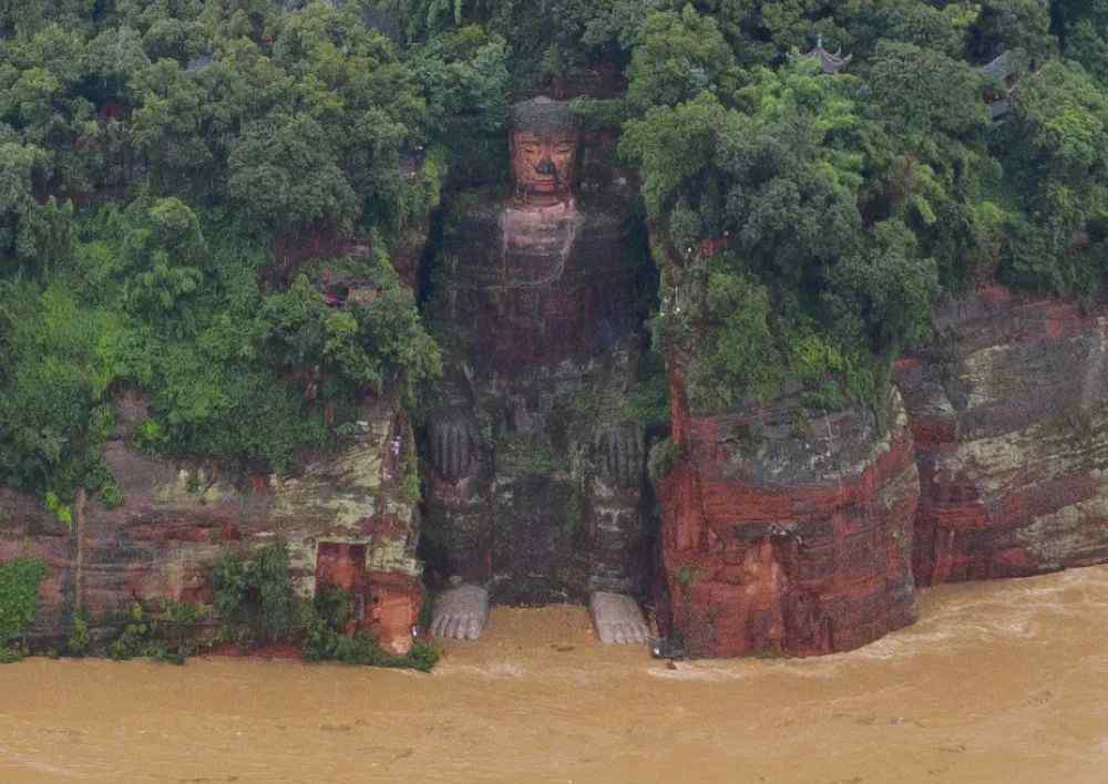 近日，四川连日暴雨洪水上涨，乐山大佛首次出现70年来罕见景象，现场画面曝光。