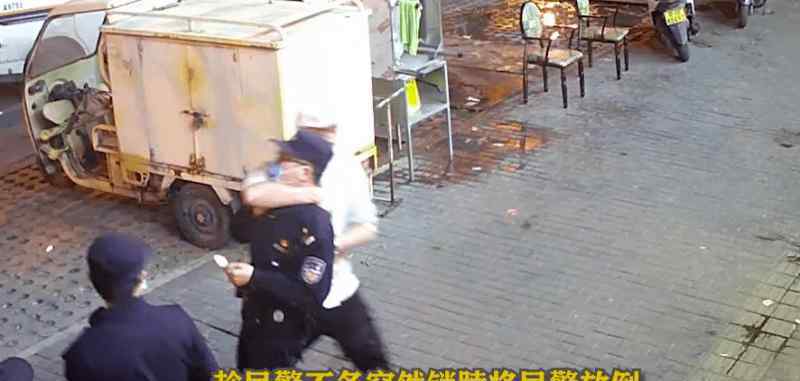 近日，北京一男子当街对民警锁喉抱摔，被捕时大喊一句话网友瞬间炸锅。