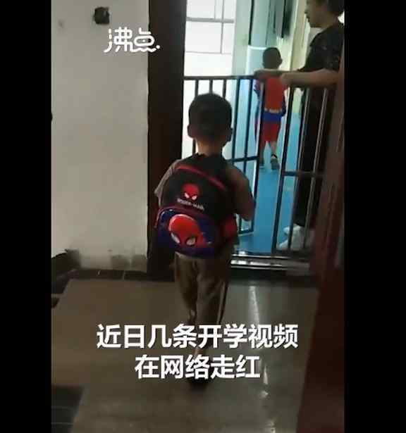 男孩出门就是幼儿园