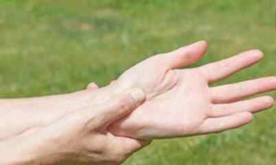 女人右手麻是什么症状 手指发麻暗示这几种病 别不当回事儿