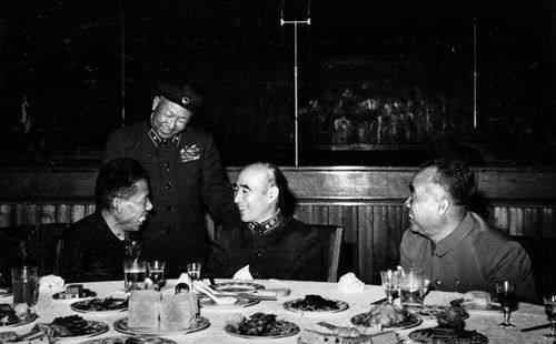 林彪在军界的威望 揭秘林彪鲜为人知的另一面：当街泪奔，其父在延安享受最高级别待遇