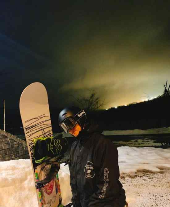 陈伟霆晒帅气滑雪照 网友直呼：滑雪威廉上线