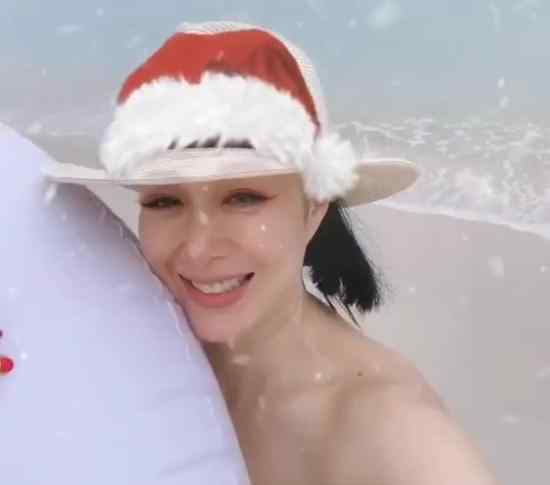 48岁钟丽缇晒海边自拍 戴圣诞帽大秀香肩