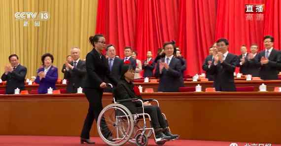 当选全国脱贫攻坚楷模 张桂梅坐轮椅接受表彰 一张对比图让人心疼！