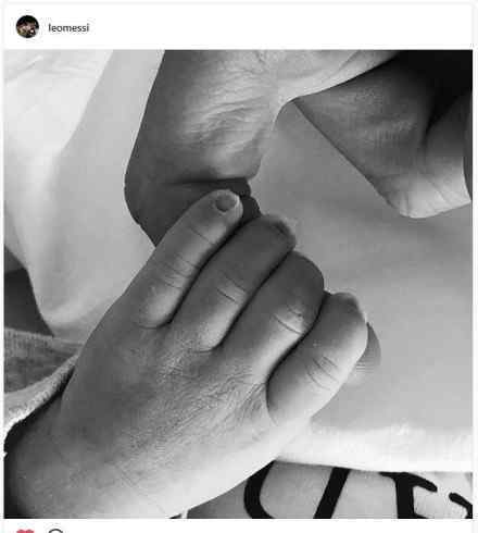 恭喜梅西晒小手照宣布第三个儿子出生 网友：人生大赢家