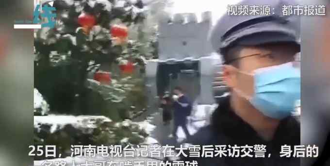 记者采访交警 身后男子啃雪球像吃馒头一样自然！网友：加糖更好吃