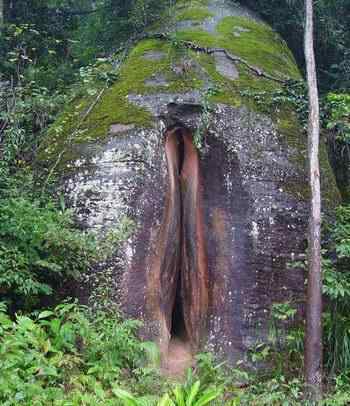 丹霞山的阴元石 世界上最大的阴道，丹霞山阴元石