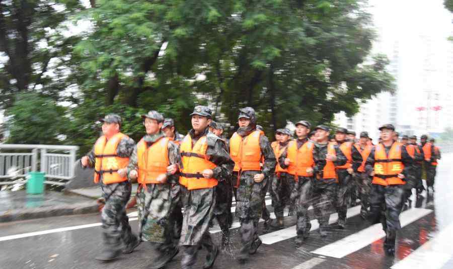 公交没顶江水漫到居民区 湖北恩施拉响防空警报