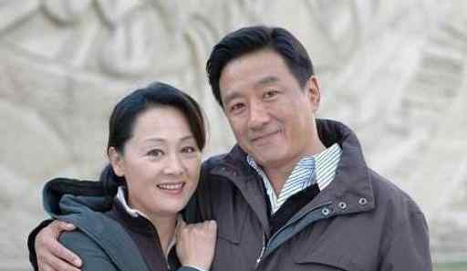 王姬老公高峰照片 57岁王姬全家照，女儿比她还漂亮，26岁儿子智商只有4岁