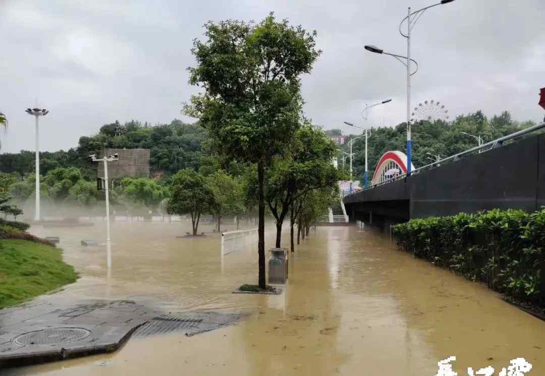 紧急湖北恩施暴雨引发严重内涝